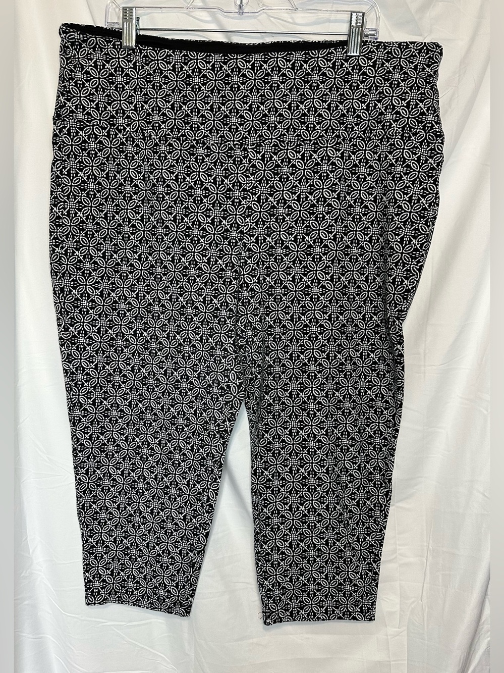 Avenue Black & White Geometric Print Cropped capri Pants size 18/20